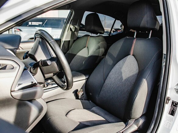2020 Toyota Camry VIII (XV70), белый, 2399000 рублей - вид 11