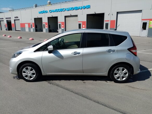 2020 Nissan Note II Рестайлинг, серебристый, 949000 рублей - вид 1
