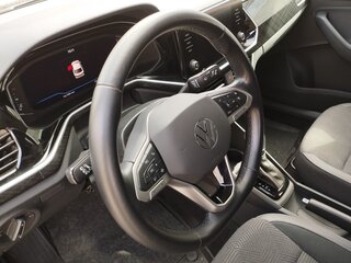 2021 Volkswagen Polo VI, чёрный, 2615000 рублей, вид 2