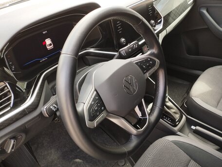 2021 Volkswagen Polo VI, чёрный, 2615000 рублей, вид 2