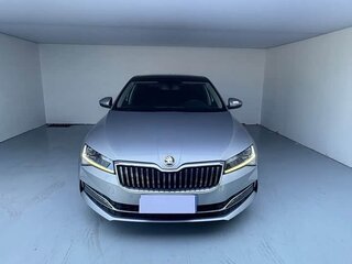 2023 Skoda Superb III Рестайлинг, серебристый, 1950000 рублей, вид 2