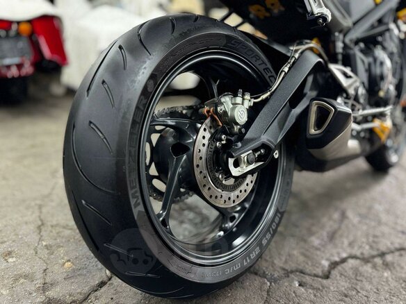 2023 Triumph Street Triple, жёлтый, 1170000 рублей - вид 30