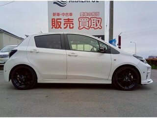 2019 Toyota Vitz III (XP130) Рестайлинг, белый, 1150000 рублей, вид 4