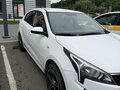 2021 Kia Rio IV Рестайлинг, белый - вид 4