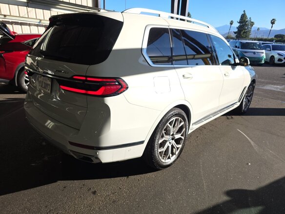 2024 BMW X7 40i I (G07) Рестайлинг, белый, 10470000 рублей - вид 3