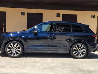2021 Volkswagen Touareg III, синий, 7500000 рублей, вид 3