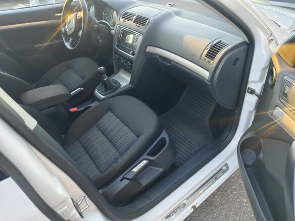 2012 Skoda Octavia II (A5) Рестайлинг, белый, 699000 рублей - вид 5