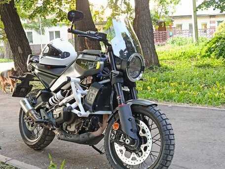 2024 Husqvarna Svartpilen 401, серый, 580000 рублей, вид 1