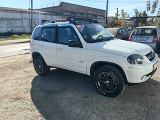 2016 Chevrolet Niva I Рестайлинг, белый, 700000 рублей, вид 3