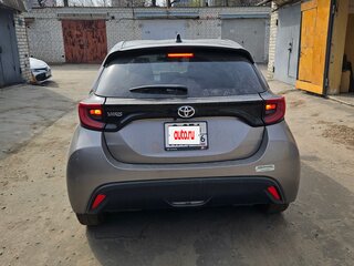 2020 Toyota Yaris IV, серый, 1599000 рублей, вид 3