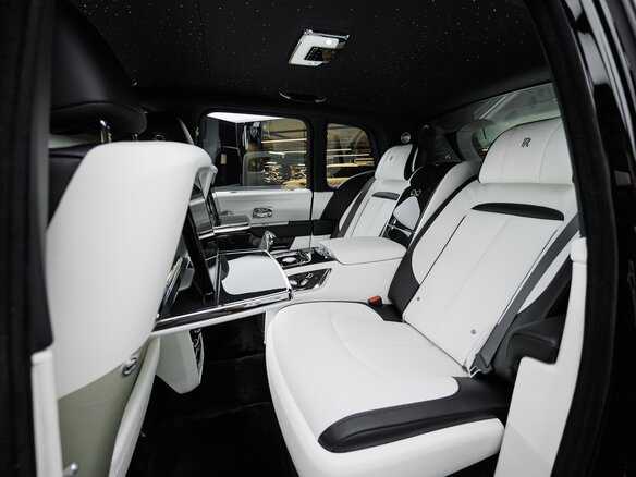 2026 Rolls-Royce Cullinan Black Badge I Рестайлинг (Series II), чёрный, 73670000 рублей - вид 30