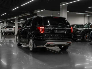 2017 Ford Explorer V Рестайлинг, чёрный, 3300000 рублей, вид 4