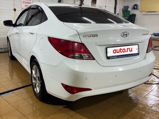 2014 Hyundai Solaris I Рестайлинг, белый, 900000 рублей, вид 3