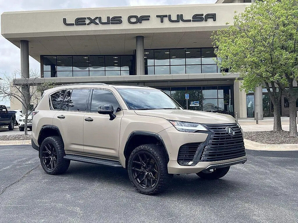 Открыть фотографии: Lexus LX IV