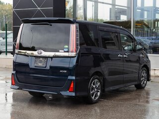 2018 Toyota Noah III (R80) Рестайлинг, синий, 2110000 рублей, вид 5