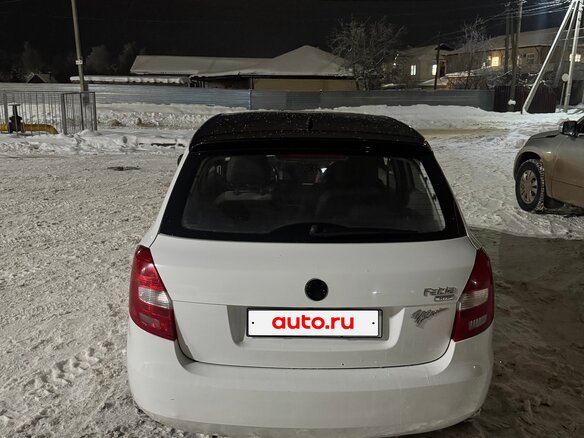 2010 Skoda Fabia II Рестайлинг, белый, 400000 рублей - вид 3