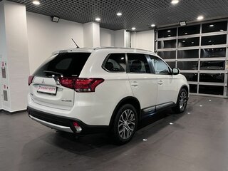 2016 Mitsubishi Outlander III Рестайлинг 2, белый, 1550000 рублей, вид 3