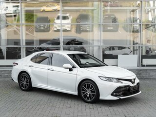 2020 Toyota Camry VIII (XV70), белый, 2699000 рублей, вид 3