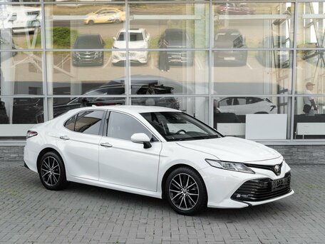 2020 Toyota Camry VIII (XV70), белый, 2699000 рублей, вид 3