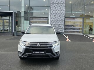 2020 Mitsubishi Outlander III Рестайлинг 3, белый, 2320000 рублей, вид 2