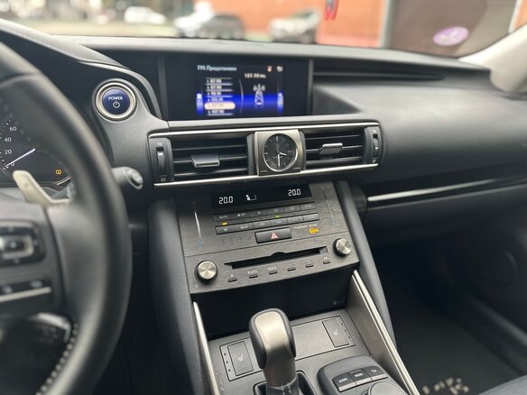 2019 Lexus IS 300h III Рестайлинг, серый, 2900000 рублей - вид 8