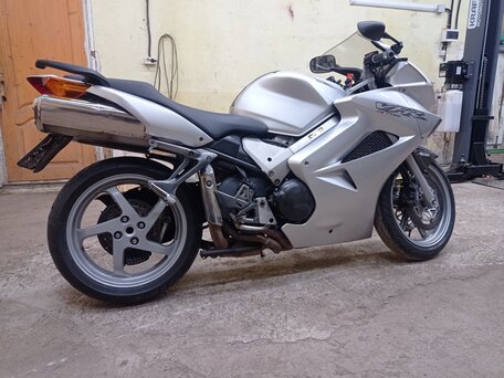 2003 Honda VFR 800, серебристый, 450000 рублей, вид 1