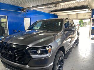 2020 Ram 1500 Crew Cab V, серый, 6500000 рублей, вид 1