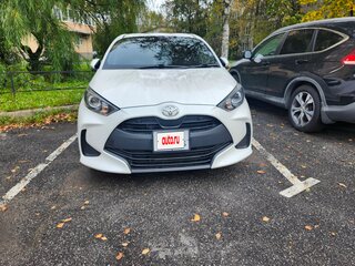 2020 Toyota Yaris IV, белый, 1170000 рублей, вид 3