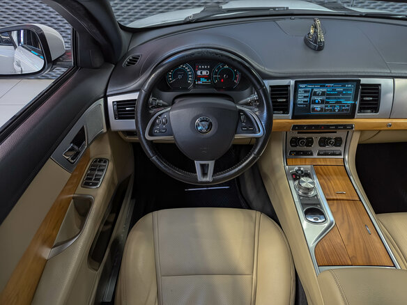 2014 Jaguar XF I Рестайлинг, белый, 1350000 рублей - вид 18