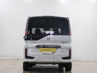 2017 Honda Stepwgn V Рестайлинг, белый, 2299000 рублей, вид 5