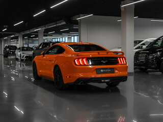 2020 Ford Mustang VI Рестайлинг, оранжевый, 3630000 рублей, вид 4