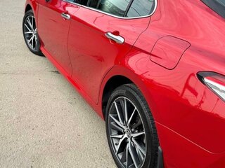 2021 Toyota Camry VIII (XV70) Рестайлинг, красный, 3700000 рублей, вид 3