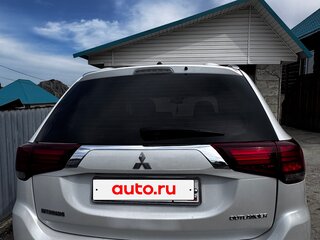 2016 Mitsubishi Outlander III Рестайлинг 2, белый, 1800000 рублей, вид 5