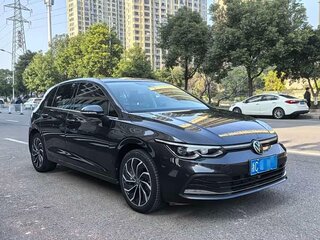 2023 Volkswagen Golf VIII, чёрный, 1740325 рублей, вид 3