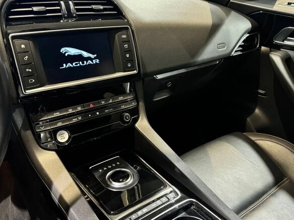 2017 Jaguar F-Pace I, красный, 2390000 рублей - вид 16