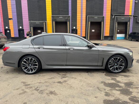 2022 BMW 7 серии 740d xDrive VI (G11/G12) Рестайлинг, серый, 7000000 рублей - вид 4