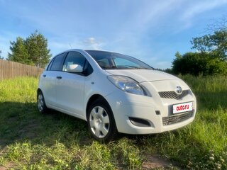 2009 Toyota Yaris II Рестайлинг, белый, 500000 рублей, вид 1