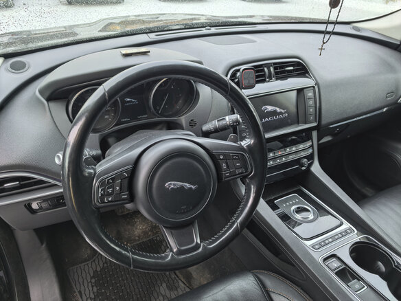 2017 Jaguar F-Pace I, чёрный, 1900000 рублей - вид 5