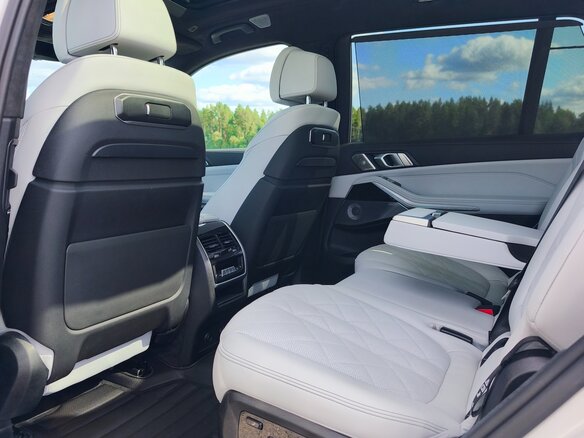 2024 BMW X7 40i I (G07) Рестайлинг, белый, 9900000 рублей - вид 32