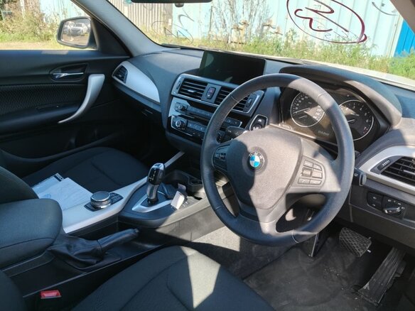 2017 BMW 1 серии 118i II (F20/F21) Рестайлинг 2, белый, 1750000 рублей - вид 5