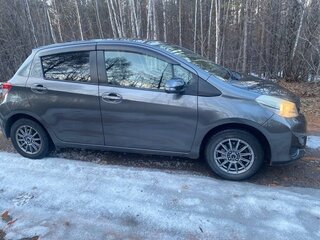 2011 Toyota Vitz III (XP130), серый, 650000 рублей, вид 2