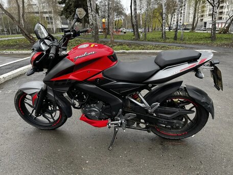 2019 Bajaj Pulsar NS 200, красный, 200000 рублей, вид 3