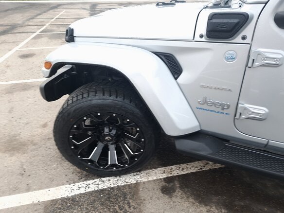 2024 Jeep Wrangler 4xe IV (JL) Рестайлинг, серебристый, 4850000 рублей - вид 17