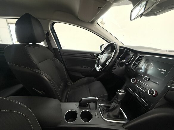 2017 Renault Megane IV, синий, 1390000 рублей - вид 9