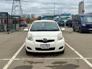 2010 Toyota Vitz II (XP90), белый, 700000 рублей, вид 2