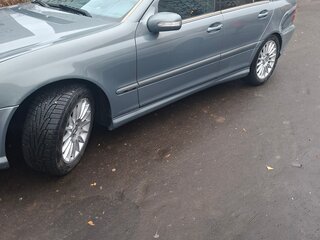 2004 Mercedes-Benz C-Класс 230 II (W203) Рестайлинг, серебристый, 620000 рублей, вид 3