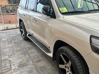 2018 Toyota Land Cruiser 200 Series Рестайлинг 2, белый, 8500000 рублей, вид 5
