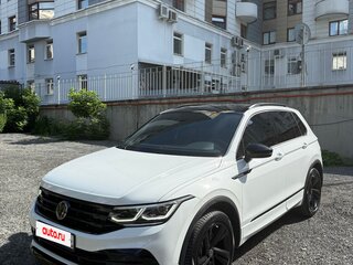 2021 Volkswagen Tiguan II Рестайлинг, белый, 4700000 рублей, вид 1