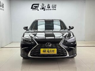 2025 Lexus ES 200 VII Рестайлинг 2, чёрный, 4040202 рублей, вид 1