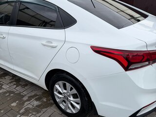 2017 Hyundai Solaris II, белый, 715000 рублей, вид 3